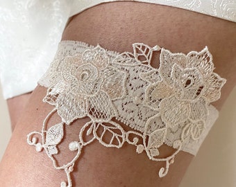 Wedding garter, Embroidered Cream Roses in Gift Envelope