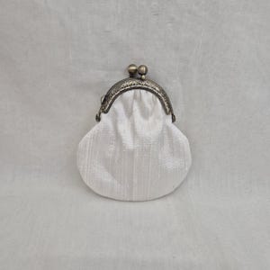 Ivoire sac à main à fermoir Kiss/Kiss Lock/Petit porte-monnaie/Porte-monnaie/Mariage/Demoiselles d'honneur/quelque chose de vieux/Sac à main recyclé/Pochette pour porteur d'anneaux/Porte-monnaie à bagues