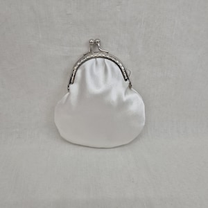 Monedero con cierre de beso de color marfil/Monedero con cierre de beso/Monedero pequeño/Monedero/Bodas/Damas de honor/Algo antiguo/Monedero reciclado/Bolsa para anillos/Monedero para anillos