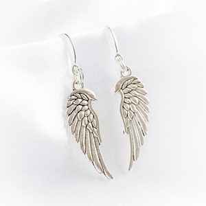 Boucles d'oreilles ailées en argent sterling 925, boucles d'oreilles ou clous d'oreilles ange, boucles d'oreilles pendantes, protection de bijoux commémoratifs, cadeau pour elle, cadeau de fête des mères