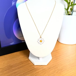 White Daisy Necklace – Gold Plated Flower Pendant – Dainty Charm Gift for Her