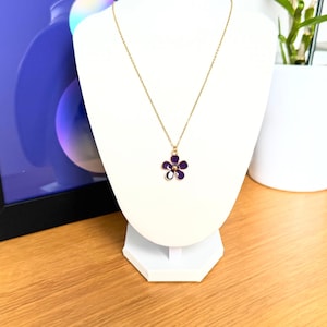 Violet Flower Necklace – Purple Blossom Pendant – Gold-Plated 45cm Chain – Dainty Floral Jewelry Gift