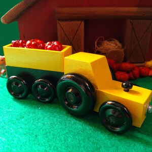 カボチャを満載したカートを積んだトラクター