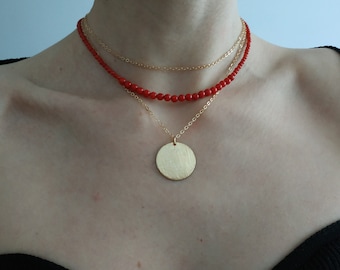 Set gelaagde kettingen met koraalkralen: goudkleurige hanger, kleine koraalkralen