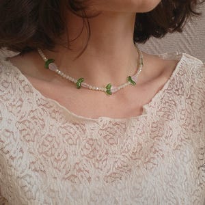 Glass Necklace, Flowers Choker, Minimalist Jewelry, Summer Choker, Beaded Necklace, Tulips Necklace, Minimalist bead choker, Floral