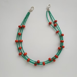 Ketting met glas- en koraalkralen, etnische Oekraïense stijl, zomerchoker