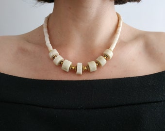 Collar grueso de coral blanco, joyería con piedras preciosas y detalles en oro, coral natural, estilo étnico.