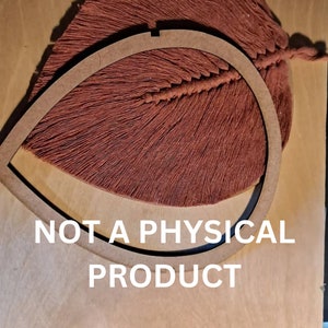 Può includere: Un designo di piuma in macramè marrone in un cerchio di legno. Il testo "NOT A PHYSICAL PRODUCT" è stampato sotto il cerchio.
