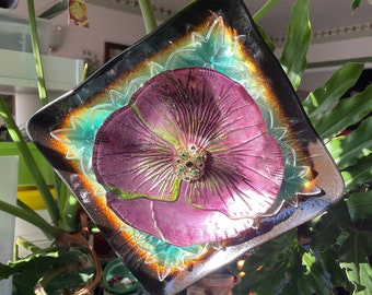 Glass plate garden flower
