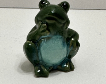 Small thinking frog figurine