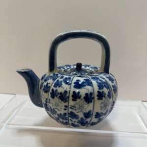 Teapot blue and white Chinese floral design pumpkin shape top handle