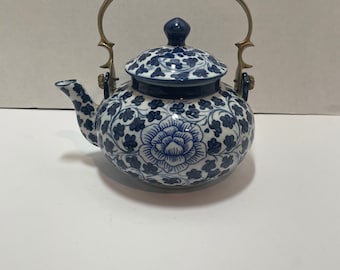 Vintage Chinese blue white teapot flowers 5 cup brass handle