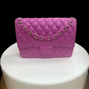 Adorno para tarta de bolso rosa intenso con cadena dorada