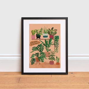 Peut inclure: Une impression encadrée avec un fond pêche représentant une collection de plantes en pot sur des étagères. Le texte "How many is too many?" est écrit dans une bulle de dialogue.