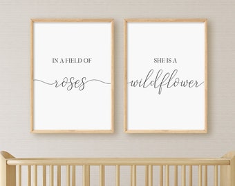 Conjunto de 2 impresiones "En un campo de rosas", "Ella es una flor silvestre", arte de pared minimalista imprimible con descarga digital instantánea.
