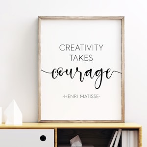Puede incluir: Una impresión enmarcada con fondo blanco y texto negro que dice "La creatividad requiere coraje -Henri Matisse-"
