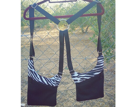 2-pocket pockets 4 regulators Zebra fabric stamped with black nylon zippers.