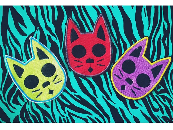 Parche Bordado Llavero Gatos Autodefensa. Libre Combinacion de colores. Tamaño aprox 6x 9 cm.