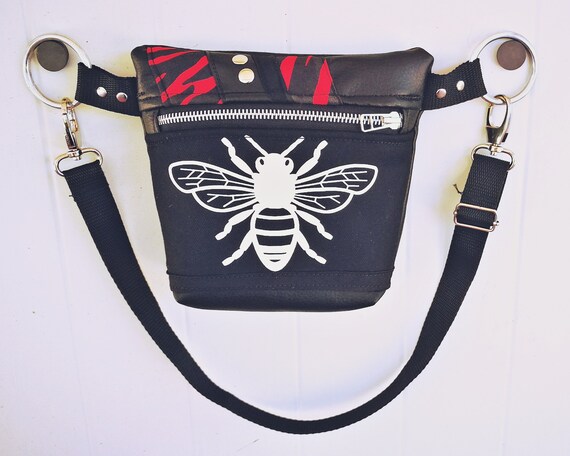 Riñonera de Polipiel sintética con Estampado de Cebra y Abeja (varios colores a elegir). Cremallera Metálica y remaches decorativos