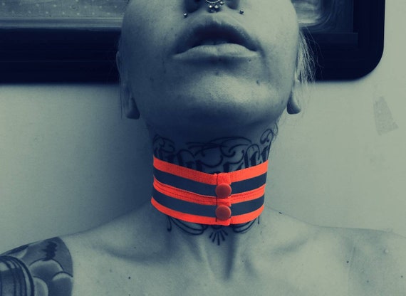 Choker Reflective Tape Choker. Yellow or orange. Indicate neck size adjusted in cm. Closure of plastic buttons.