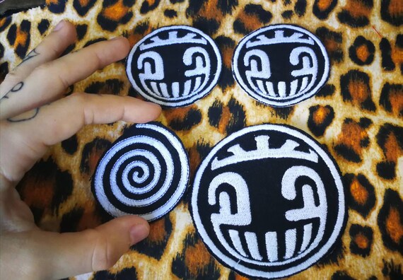 Embroidered patches on yarn. 2 sizes 5 or 10 cm