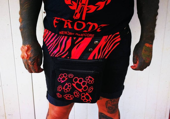 Bag or crossbody bag with 2 pockets. Handcrafted red or white printed fabrics. 100% handmade construction. American fists.