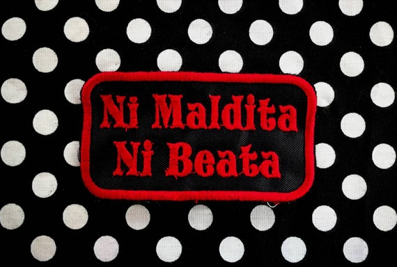 Embroidered patch color letters to choose. Size 10 x 5 cm approx. Neither damn nor blessed.