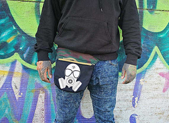 Waist belt or shoulder bag. 2 Big size pockets. Military-green ribbon. Military fabric with vinyl image. HipBag