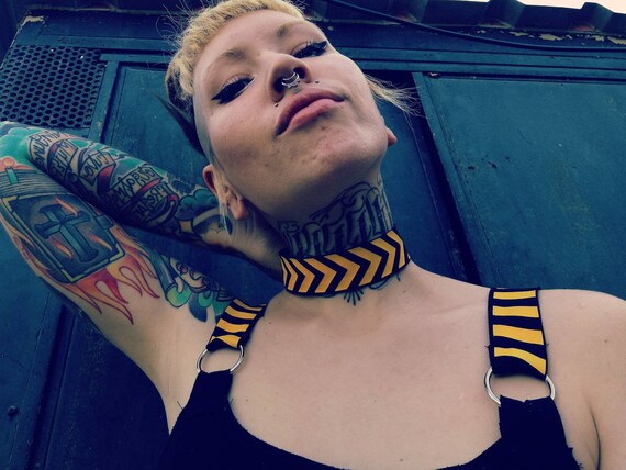 Choker 'Do not cross' Cotton ribbon choker and handcrafted print Indicate neck size in cm. Closure of plastic buttons