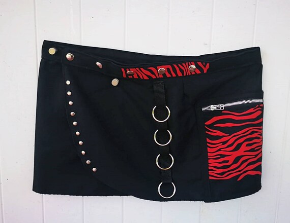Skirt with 2 pockets. Handcrafted print. Multi-screen closure with metal clasps. Size 89-105cm Check your measurements before you buy