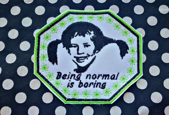 Patch Embroidered in thread Size 10 cm Pippi Långstrump "to Be normal is boring". White Embroidery Fabric type waterproof (no stain)