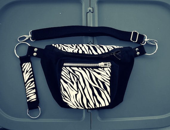 2-pocket pocket bag. 100% handmade stamping and tailoring. White zebra. Lined and well resistant interior. Metal musket closure