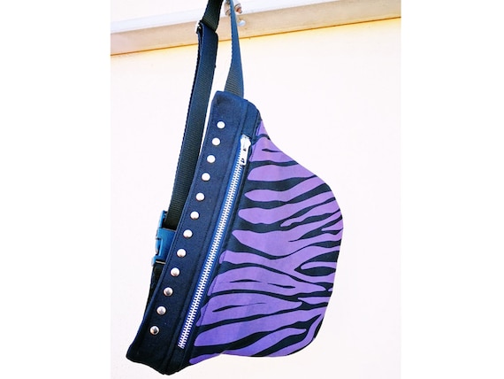 1-pocket metal zipper pouch and rivets. Silk-screened purple zebra fabric.