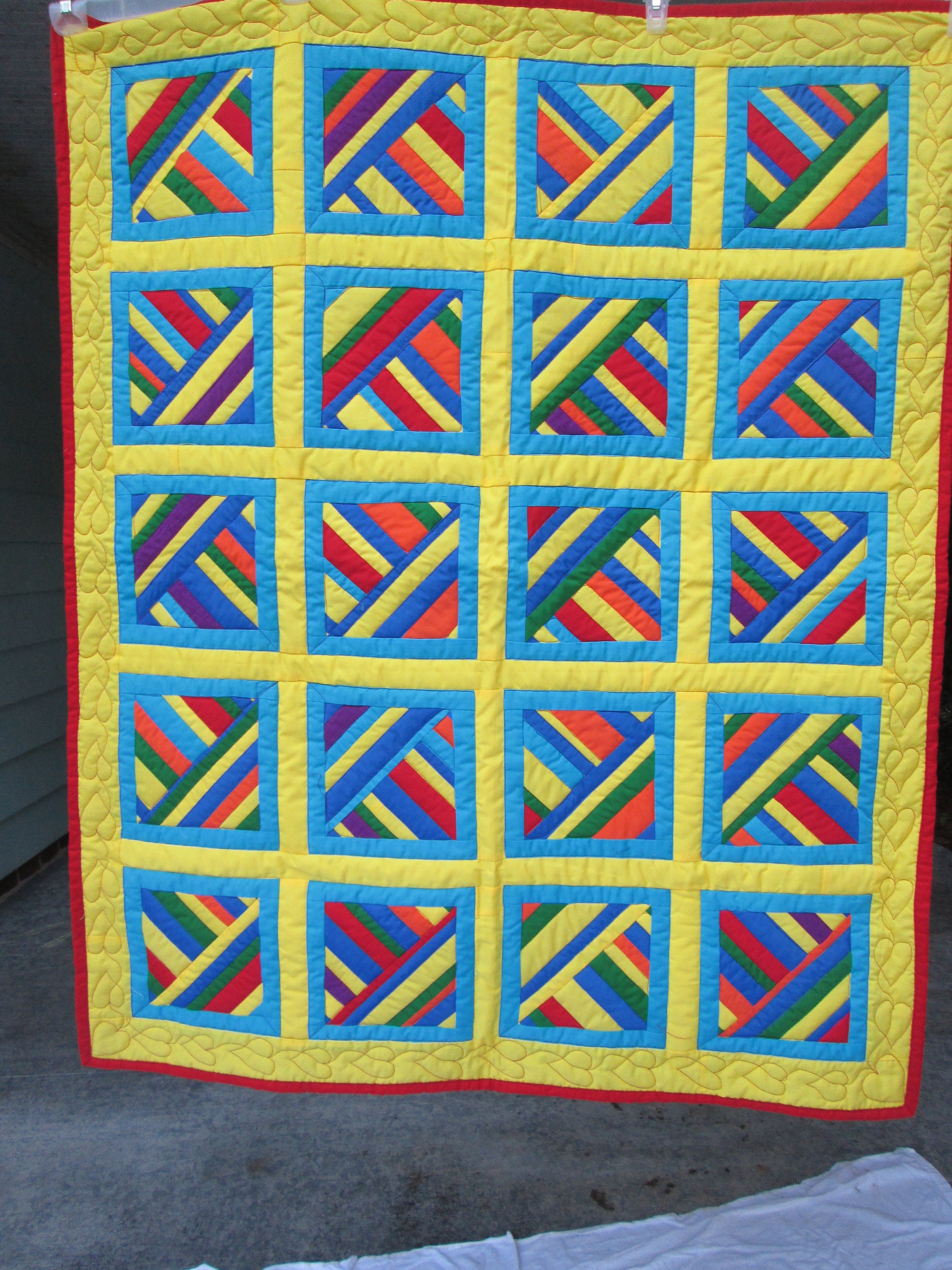 Édredon Ou Jeté De Canapé Principalement À Rayures 39 X 49 Pouces, Couleurs Crayon Gaies En Bandes Jaunes Joyeuses, Dos Damier Rouge Et Blanc
