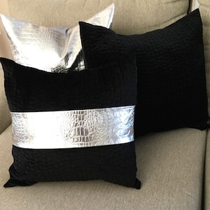 Örngott i silverfärgat konstläder, Kudde i metalliskt konstläder, Krokodilfärgat silverläder, Silverkudde, Kudde i konstläder bild 3
