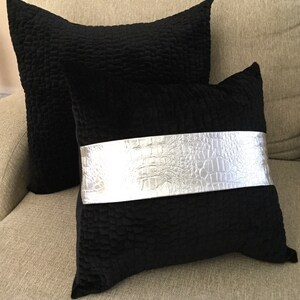 Örngott i silverfärgat konstläder, Kudde i metalliskt konstläder, Krokodilfärgat silverläder, Silverkudde, Kudde i konstläder bild 5