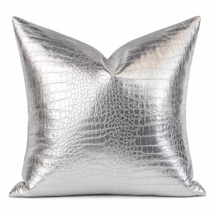 Örngott i silverfärgat konstläder, Kudde i metalliskt konstläder, Krokodilfärgat silverläder, Silverkudde, Kudde i konstläder bild 1