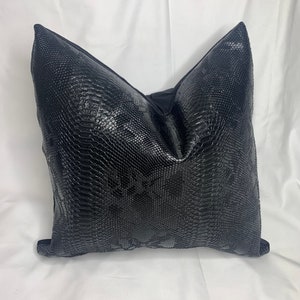 Housse de coussin en similicuir, coussin en similicuir de peau de serpent noir, coussins de créateur noirs, coussin noir, taie d'oreiller 20 x 20, cadeau d'oreiller