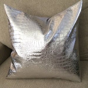 Örngott i silverfärgat konstläder, Kudde i metalliskt konstläder, Krokodilfärgat silverläder, Silverkudde, Kudde i konstläder bild 2