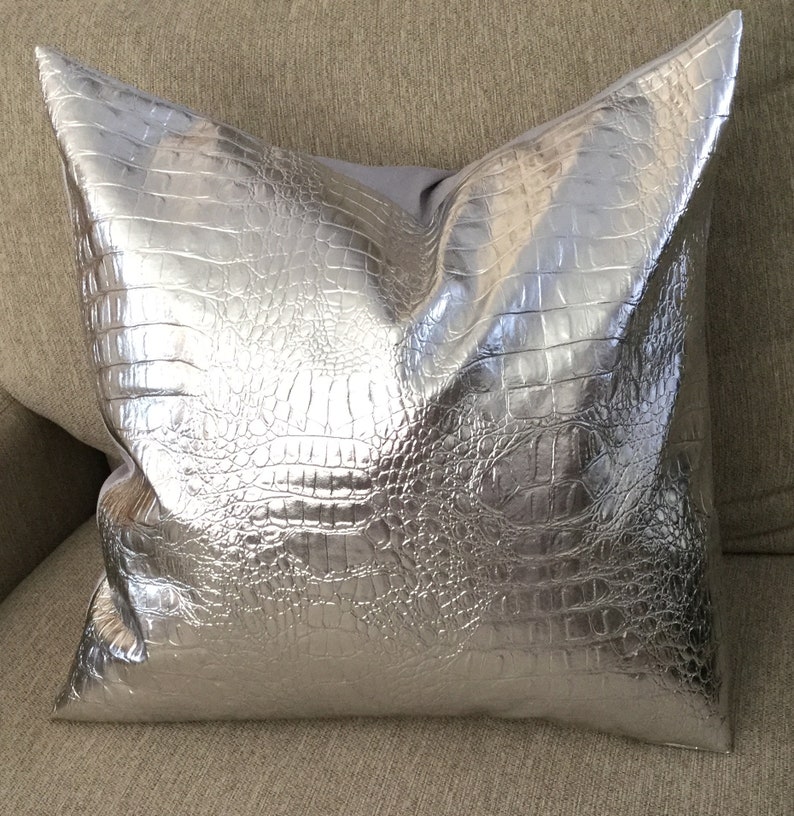 Örngott i silverfärgat konstläder, Kudde i metalliskt konstläder, Krokodilfärgat silverläder, Silverkudde, Kudde i konstläder bild 2
