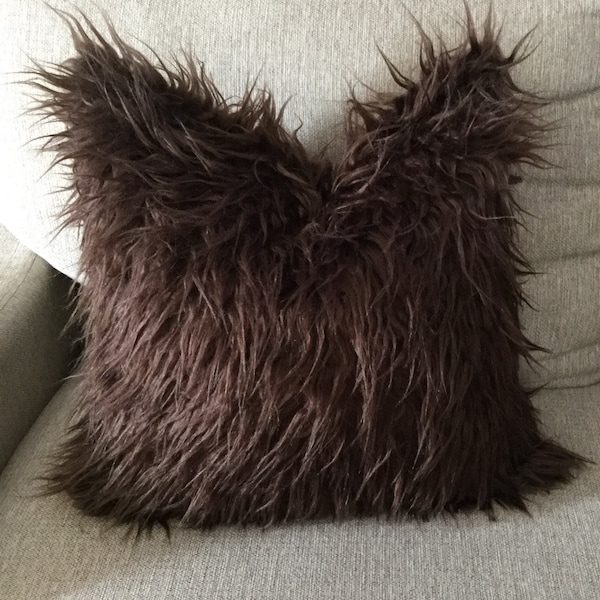 Housse de coussin marron, coussin marron en fausse fourrure, coussin décoratif marron, coussin marron fourrure, housse de coussin marron chocolat, coussin fourrure