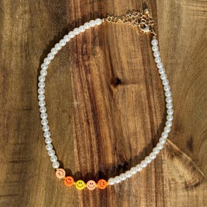 スマイリーフェイスチャーム付きハンドメイドパールネックレス
