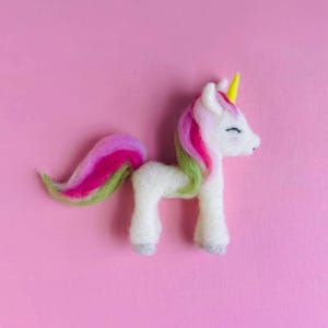 Ornement figurine licorne feutrée à l&#39;aiguille — Fleur de cerisier