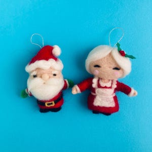 Par de adornos navideños de Papá Noel y la señora Claus