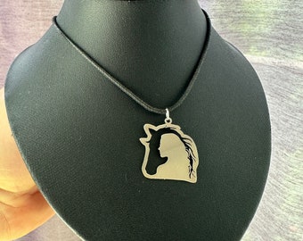 Collana con ciondolo a forma di cuore e cavallo in argento sterling