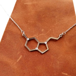 ¡VENTA! Molécula de serotonina, Joyería de ciencia química, colgante de serotonina, Regalo para ella,