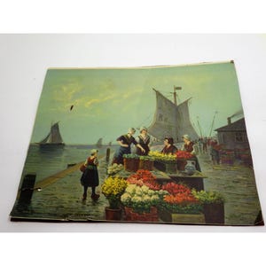 Puede incluir: Una pintura vintage que representa una escena de mujeres vendiendo flores junto al agua. La pintura presenta un velero en el fondo, un muelle de madera y una variedad de flores coloridas en cestas.