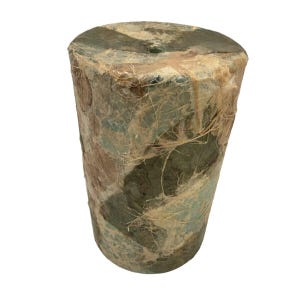 以下が含まれることがあります： 表面がテクスチャ加工されたリサイクルペーパー製の円筒形の花瓶。花瓶は、さまざまな色の紙の寄せ集めで装飾されており、薄い茶色、緑色、青色のカラーパレットになっています。