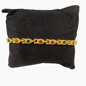 Pulsera dorada con cristales multicolores y cierre de caja de 18 cm.