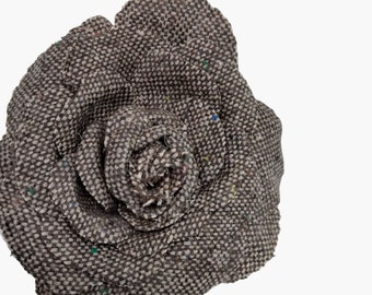 Broche rose en tweed boutonnière épinglette corsage bandeau gris fleur tendance